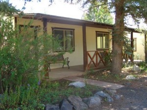 Queen Cabin outside 2006 054